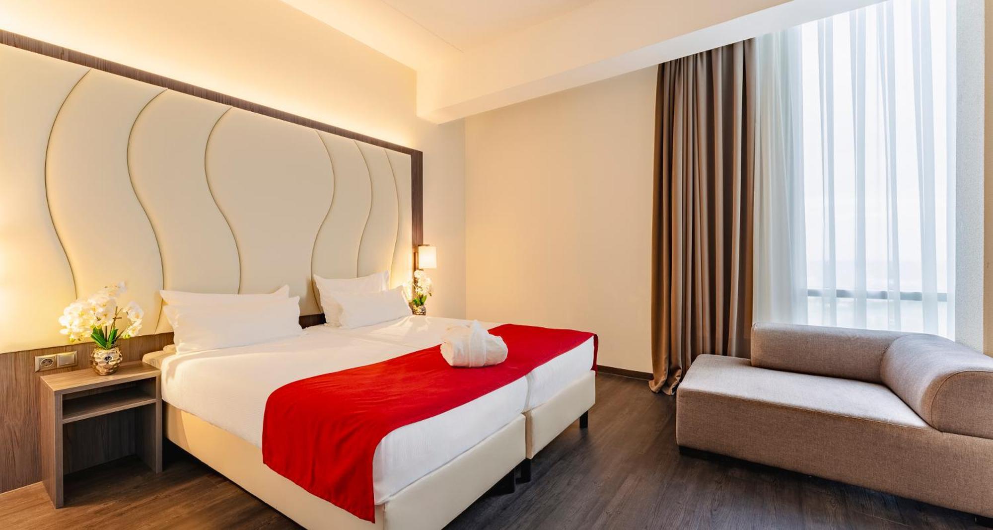 Plaza Premium آلميره المظهر الخارجي الصورة